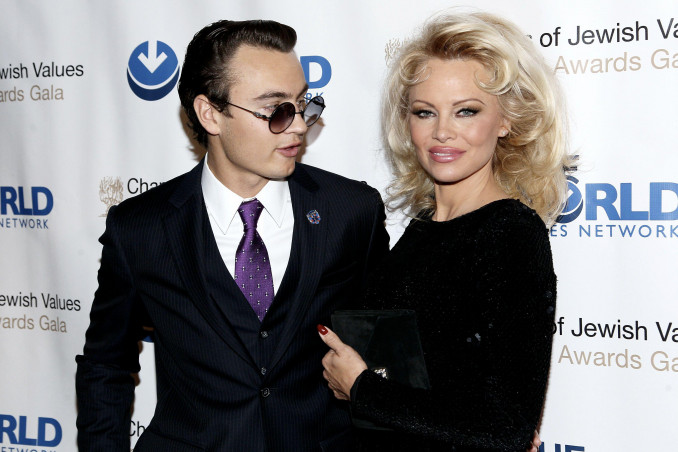 Garsiosios „gelbėtojos“ Pamela Anderson sūnelis išaugo: dabar jis 25 metų merginų numylėtinis